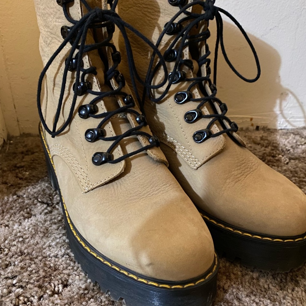 Doc Martens Leona Boot
